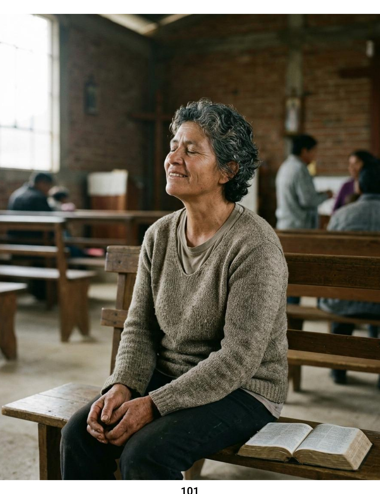 Una mujer permanece sentada junto a un libro abierto en un espacio religioso.